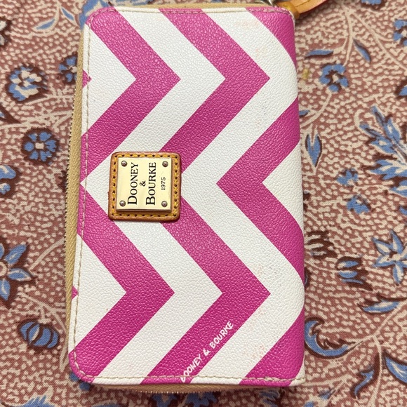 Dooney & Bourke Pink and Cream Chevron Wristlet - Picture 6 of 7